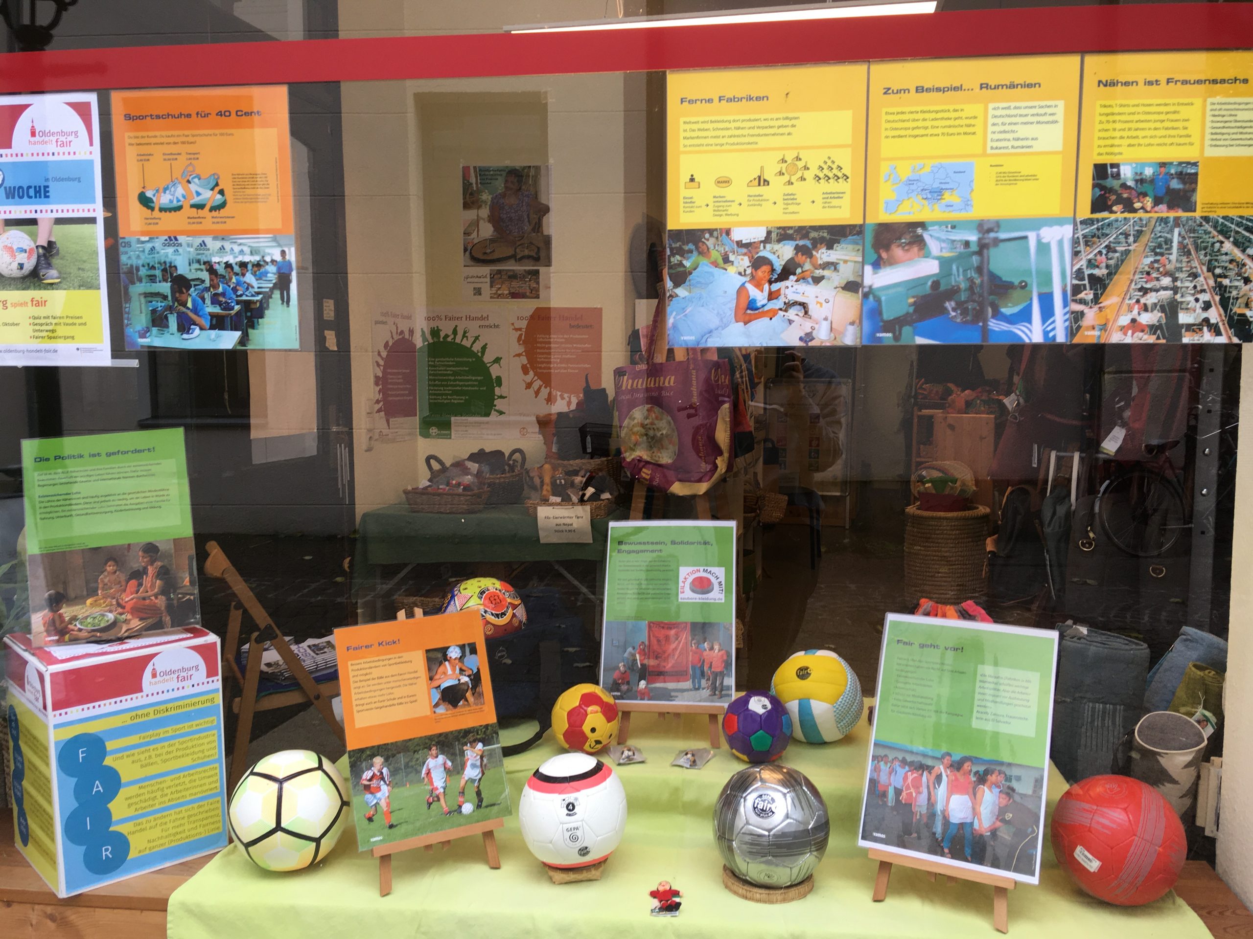 »TrikotTausch« im Schaufenster des ÖZO